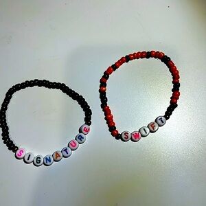 The Taylor Swift duo bracelet pack, buy it quickly because they sell out